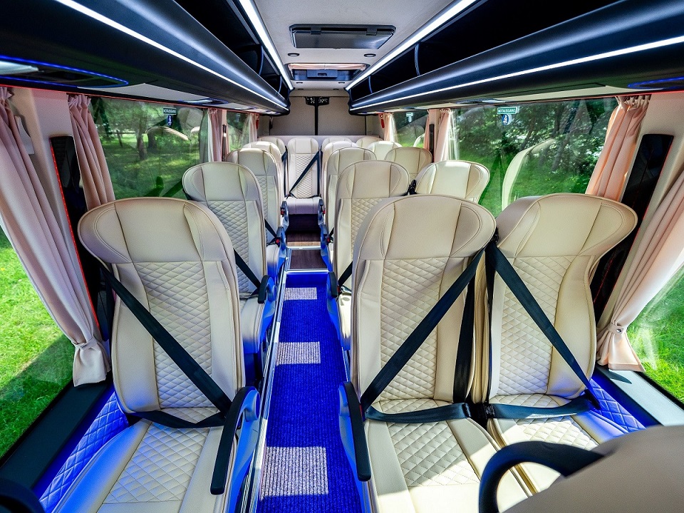 Fahrzeugauslieferung Mercedes-Benz Sprinter 519 CDI Exclusiv-LineXL mit 19+1+1 Sitzen 4